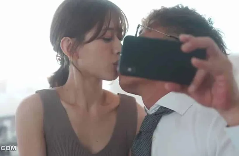 Thấy người vợ hơi lạ, ông xã xem điện thoại người vợ và thấy cảnh làm tình với tiền bối của mình